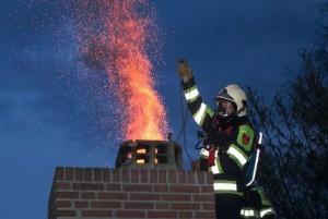 Schoorsteenbrand-met-brandweer-300x201