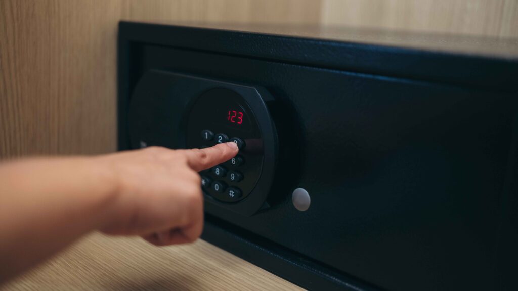 Iemand toetst de code van een kluis in